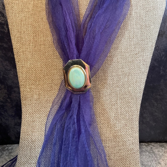 Vintage Jeri-Lou Gold and Green Scarf Clip - Picture 1 of 4